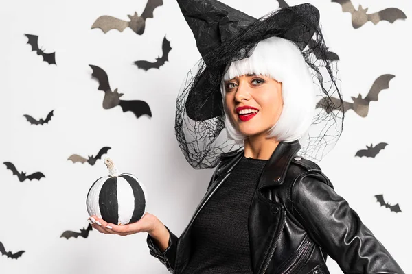 Mujer Sonriente Con Sombrero Bruja Peluca Sosteniendo Calabaza Halloween — Foto de Stock