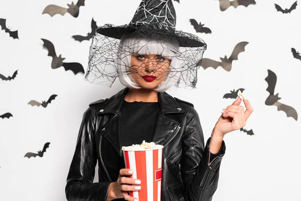 Mulher Atraente Chapéu Bruxa Peruca Segurando Pipocas Halloween — Fotografia de Stock