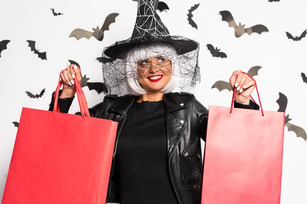 Mujer Sonriente Con Sombrero Bruja Peluca Sosteniendo Bolsas Compras Halloween — Foto de Stock
