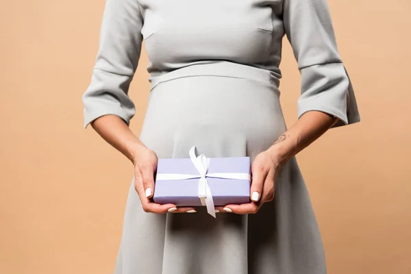 Vista Recortada Mujer Embarazada Vestido Gris Sosteniendo Regalo Sobre Fondo — Foto de Stock