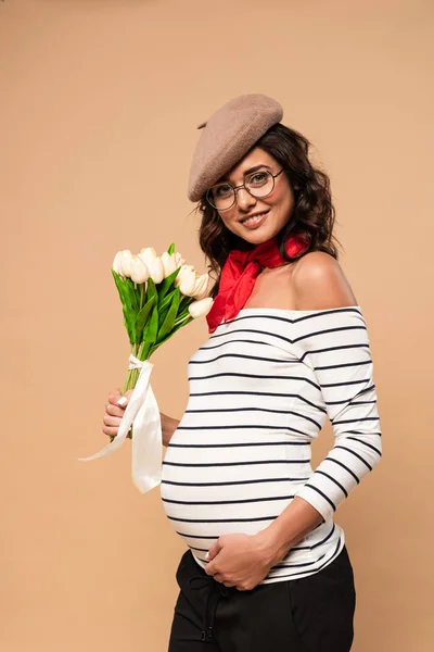 头戴贝雷帽 头戴米黄色背景花束的法国孕妇 — 图库照片