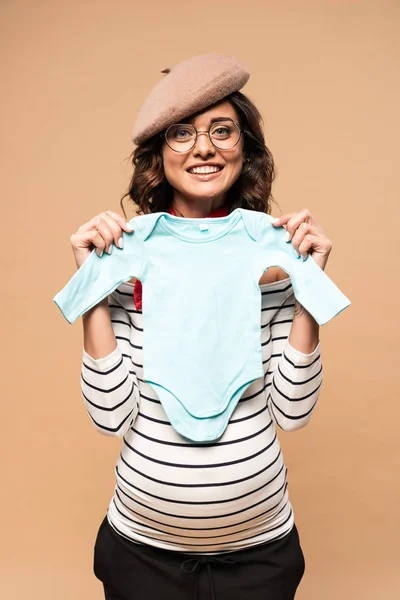 Zwanger Frans Vrouw Baret Glimlachen Het Houden Van Overalls Geïsoleerd — Stockfoto