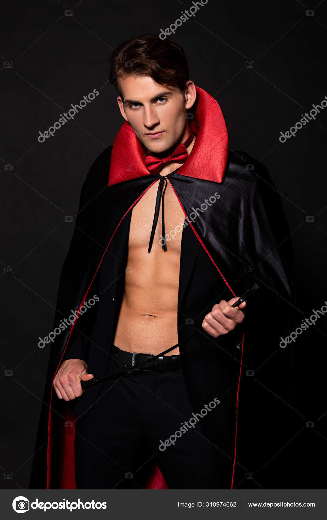 Homem Na Fantasia De Vampiro Rei Halloween Foto de Stock - Imagem de  arrepiante, caucasiano: 231325762