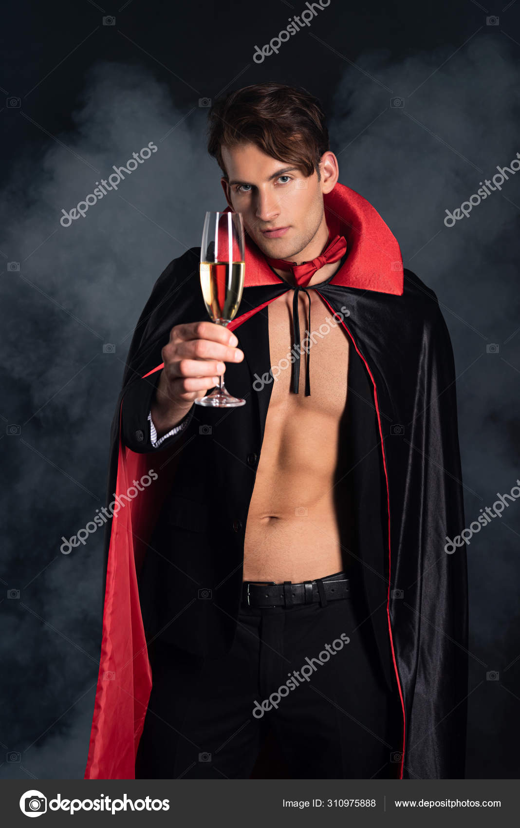 Hombre Guapo Disfraz Vampiro Halloween Sosteniendo Copa Champán