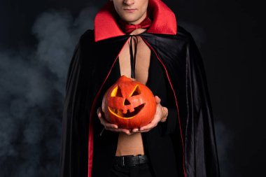 Cadılar bayramı balkabağını dumanla kaplayan adam manzarası. 