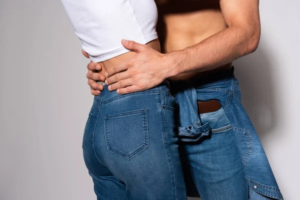 Corte Vista Homem Abraçando Mulher Jeans Jeans Jeans Branco — Fotografia de Stock
