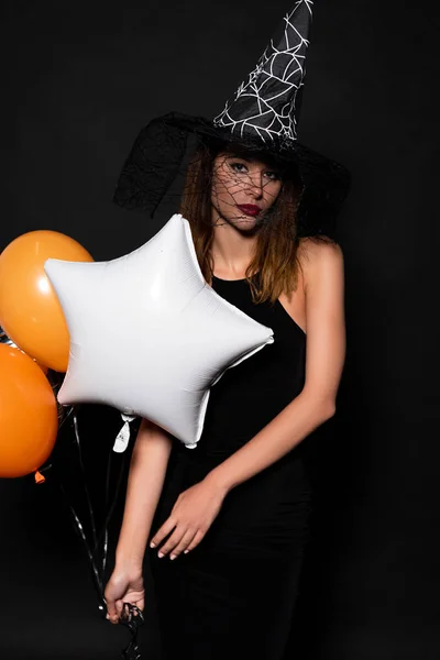 Aantrekkelijke Vrouw Heks Hoed Houden Ballonnen Geïsoleerd Zwart — Stockfoto