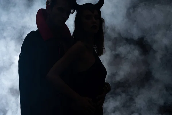 Silhouet Van Man Vrouw Halloween Kostuums Staan Zwart Met Rook — Stockfoto