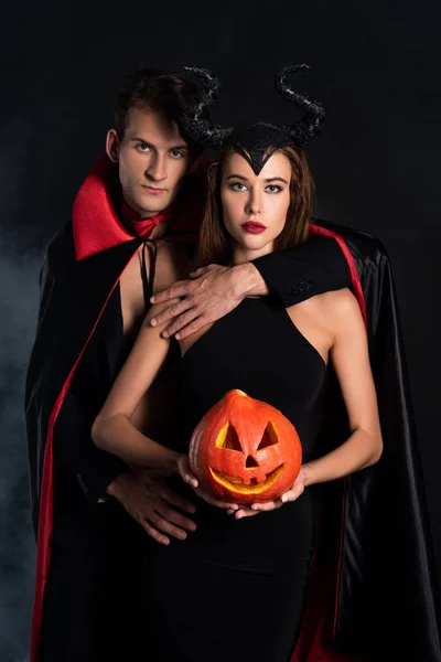 Mann Halloween Kostüm Neben Frau Mit Gruseligem Kürbis Auf Schwarz — Stockfoto
