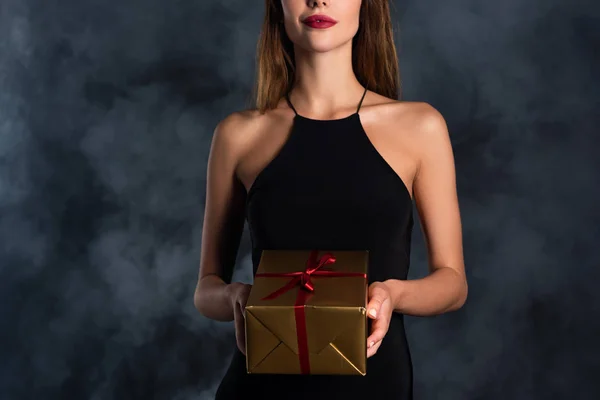 Ausgeschnittene Ansicht Einer Frau Mit Hörnern Die Geschenk Auf Schwarz — Stockfoto