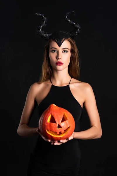 Attraktive Frau Mit Hörnern Hält Halloween Kürbis Isoliert Auf Schwarz — Stockfoto