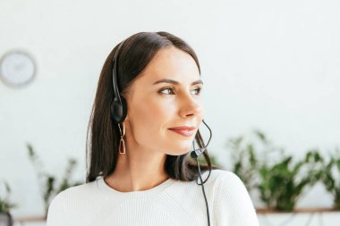 Kulaklıklı mutlu simsar, başka yere bakıyor. 