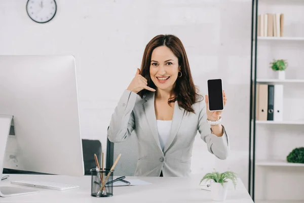 Secretária Sorrindo Mostrando Smartphone Com Tela Branco Permite Beber Gesto — Fotografia de Stock