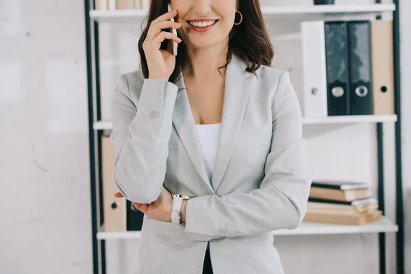 Bijgesneden Weergave Van Glimlachende Elegante Secretaresse Praten Smartphone Het Kantoor — Stockfoto