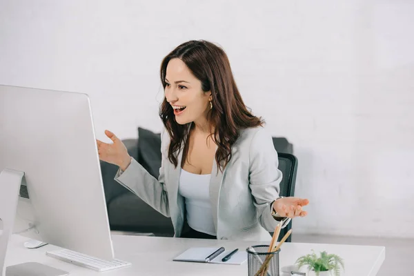 Překvapená Sekretářka Ukazující Wow Gesto Při Pohledu Monitor Počítače — Stock fotografie