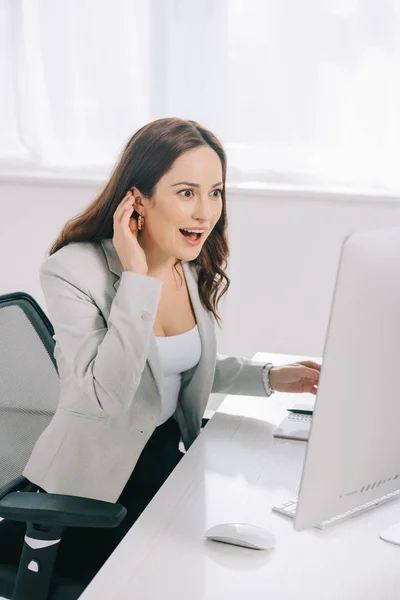Heyecanlı Şaşırmış Sekreter Yerinde Otururken Bilgisayar Ekranına Bakıyor — Stok fotoğraf