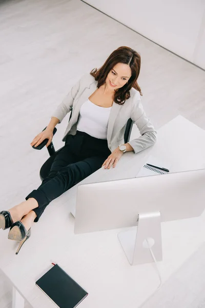 Vue Grand Angle Sourire Secrétaire Élégant Assis Dans Chaise Bureau — Photo