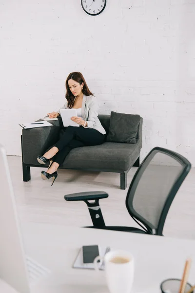 Ofiste Koltukta Otururken Çalışan Zarif Sekreterin Seçici Odağı — Stok fotoğraf