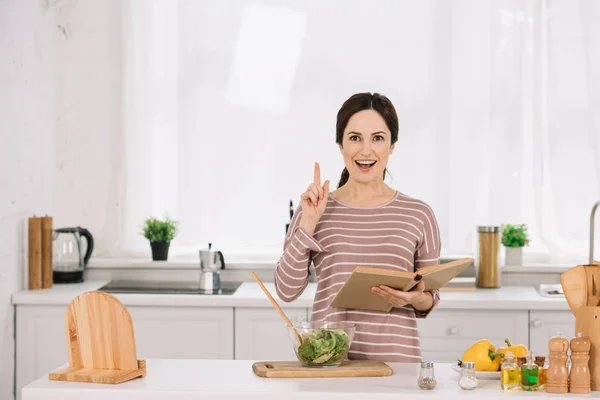 Attraktive Lächelnde Frau Zeigt Ideenschild Während Sie Mit Frischem Gemüse — Stockfoto