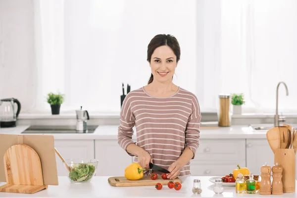 Joven Mujer Feliz Cortando Verduras Frescas Tabla Cortar Mirando Cámara —  Fotos de Stock