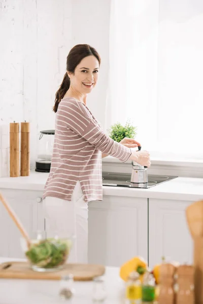 Enfoque Selectivo Mujer Bonita Sonriente Mirando Cámara Mientras Prepara Café — Foto de Stock