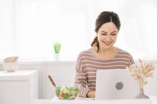 Joven Mujer Feliz Usando Ordenador Portátil Mientras Está Sentado Mesa —  Fotos de Stock