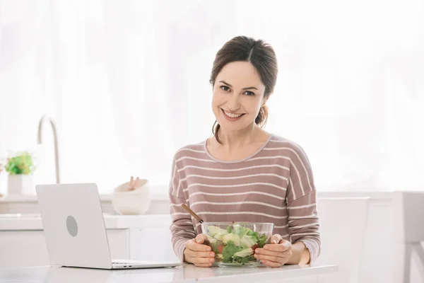 Young Smiling Woman Looking Camera While Sitting Table Bowl Vegetable — Stock Photo, Image