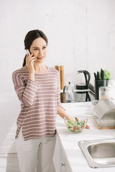 Young Cheerful Woman Talking Smartphone While Standing Kitchen Table Bowl — Stock Photo, Image