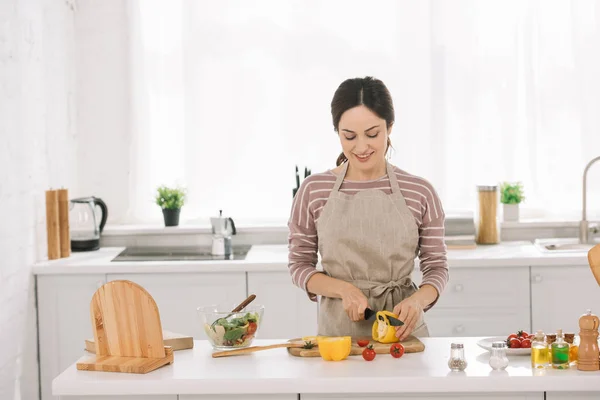 Söt Ung Kvinna Förkläde Leende Medan Cuttng Bell Pepper — Stockfoto