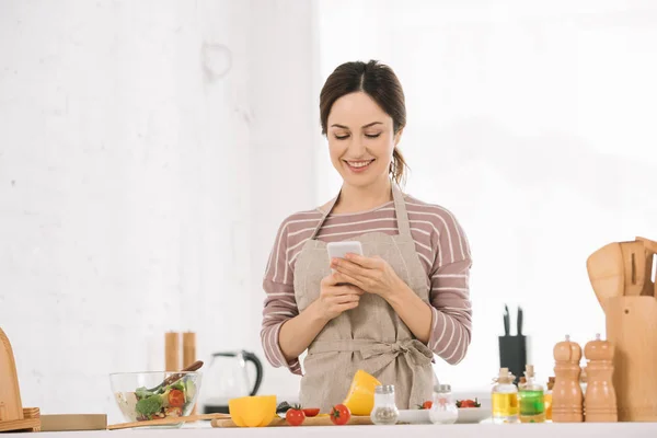 Happy Young Woman Using Smartphone While Standing Kitchen Table Fresh — Stock Photo, Image