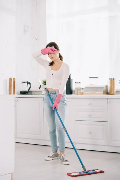 Erschöpfte Hausfrau Steht Mit Wischmopp Küche Und Hält Hand Kopf — Stockfoto