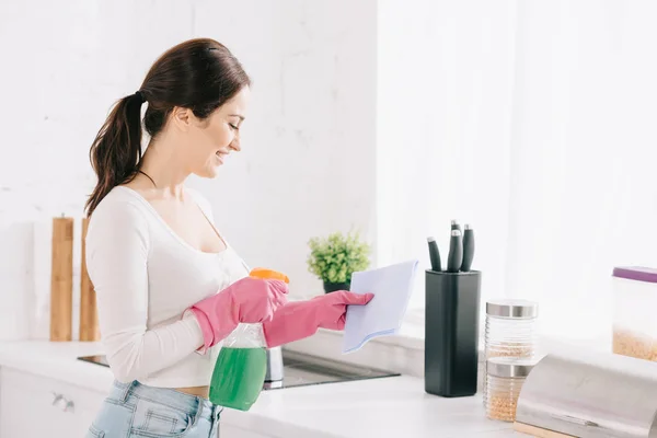 Cheerful Housewife Spraying Detergent Spray Bottle Rag Kitchen — Stock Photo, Image