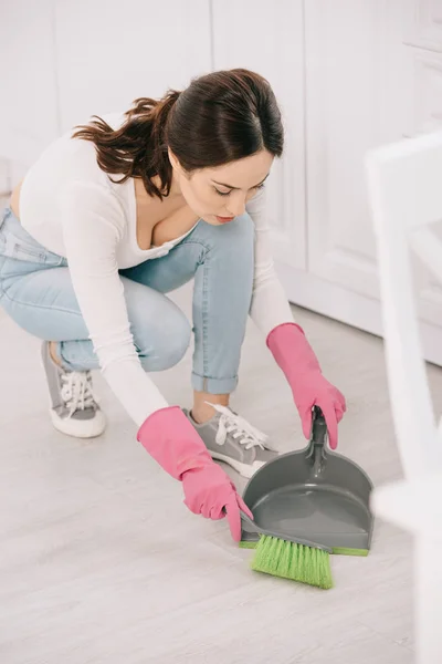 Young Housewife Sweeping Floor Kitchen Brush Scoop — Stock Photo, Image