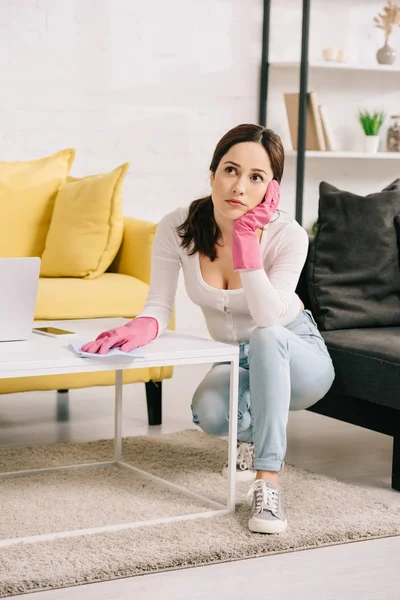 Thoughtful Housewife Talking Smartphone While Wiping Table Rag — Stock Photo, Image