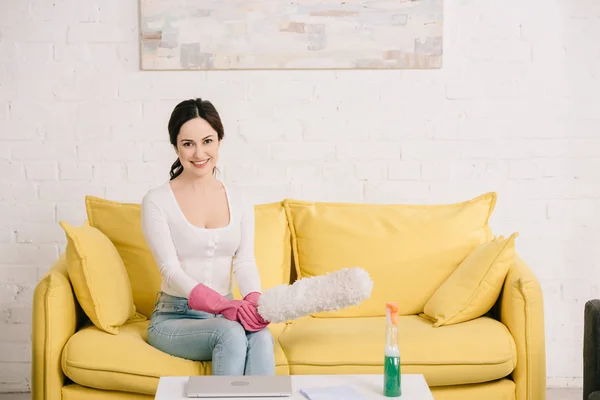 Feliz Ama Casa Sonriendo Cámara Mientras Sienta Sofá Amarillo Sostiene — Foto de Stock