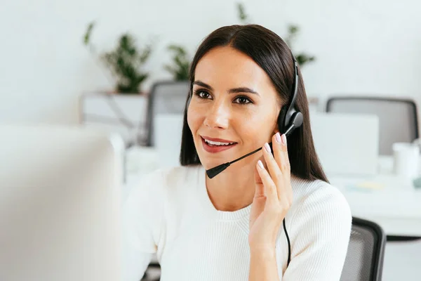 Enfoque Selectivo Atractivo Corredor Tocando Auriculares Mientras Trabaja Centro Llamadas — Foto de Stock