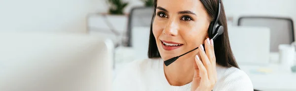 Panoramisch Schot Van Vrolijke Makelaar Aanraken Headset Tijdens Het Werken — Stockfoto