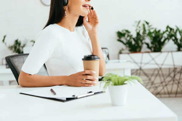 Visão Cortada Corretor Tocando Fone Ouvido Enquanto Segurando Café Para — Fotografia de Stock