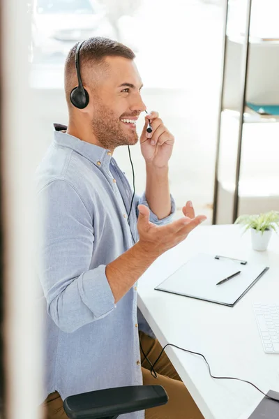 Enfoque Selectivo Feliz Corredor Tocando Auriculares Gestos Oficina —  Fotos de Stock