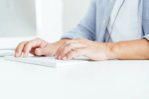 Ausgeschnittene Ansicht Der Maklereingabe Auf Der Computertastatur Büro — Stockfoto