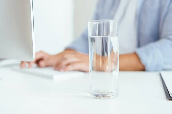 Selectieve Focus Van Glas Met Zoet Water Buurt Van Makelaar — Stockfoto