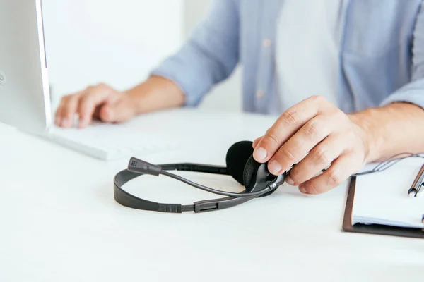 Abgeschnittene Ansicht Des Bedieners Makleragentur Mit Headset Der Nähe Der — Stockfoto