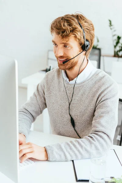 Feliz Operador Barbudo Agencia Corredores Auriculares Escribiendo Teclado Computadora — Foto de Stock