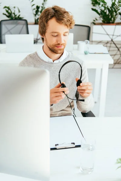 Selective Focus Bearded Operator Brokers Agency Holding Headset — Stock Photo, Image