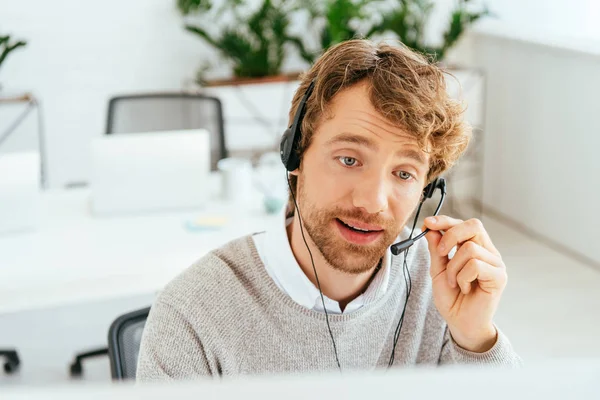 Selective Focus Handsome Bearded Operator Brokers Agency Using Headset — Stock Photo, Image