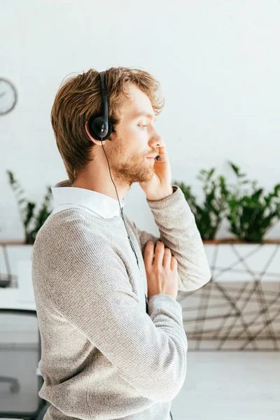 Side View Handsome Bearded Operator Brokers Agency Using Headset — Stock Photo, Image