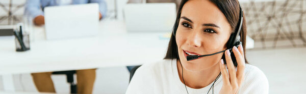 панорамный снимок брокера, касающийся гарнитуры в офисе
 