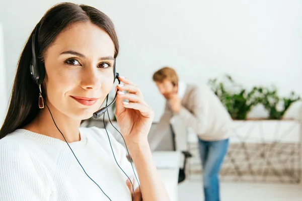 Enfoque Selectivo Hermosa Corredor Tocando Auriculares Cerca Compañero Trabajo Oficina — Foto de Stock