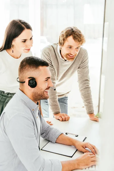 Glad Mäklare Skriva Dator Tangentbord Nära Medarbetare Kontoret — Stockfoto