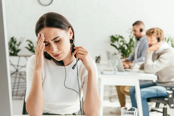 Atractivo Corredor Con Dolor Cabeza Cerca Compañeros Trabajo Oficina — Foto de Stock